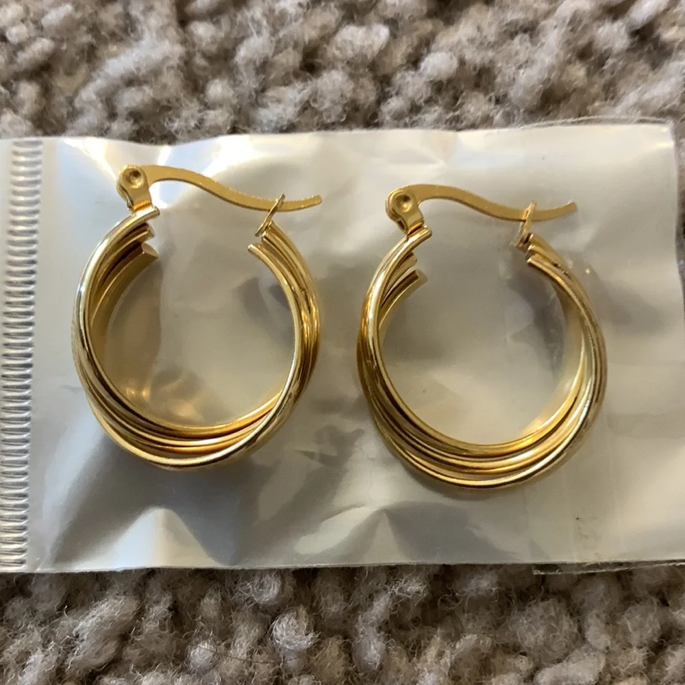 Cute little Gold Earrings - Picture 4 of 4